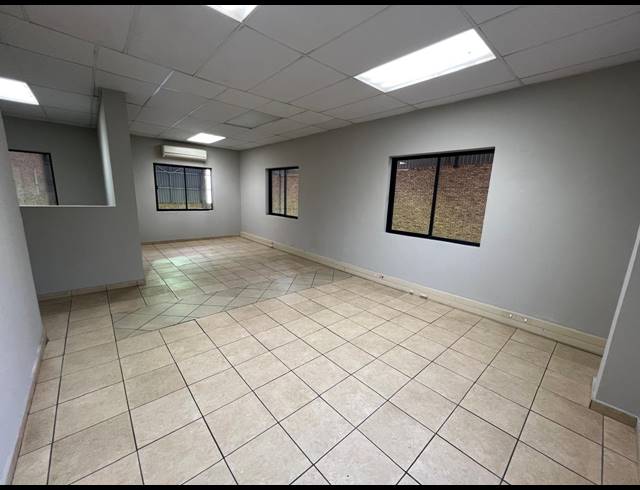 472M² WAREHOUSE TO LET IN LASER PARK